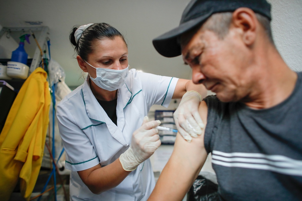 фото: пациент получает вакцину в Мобильной клинике